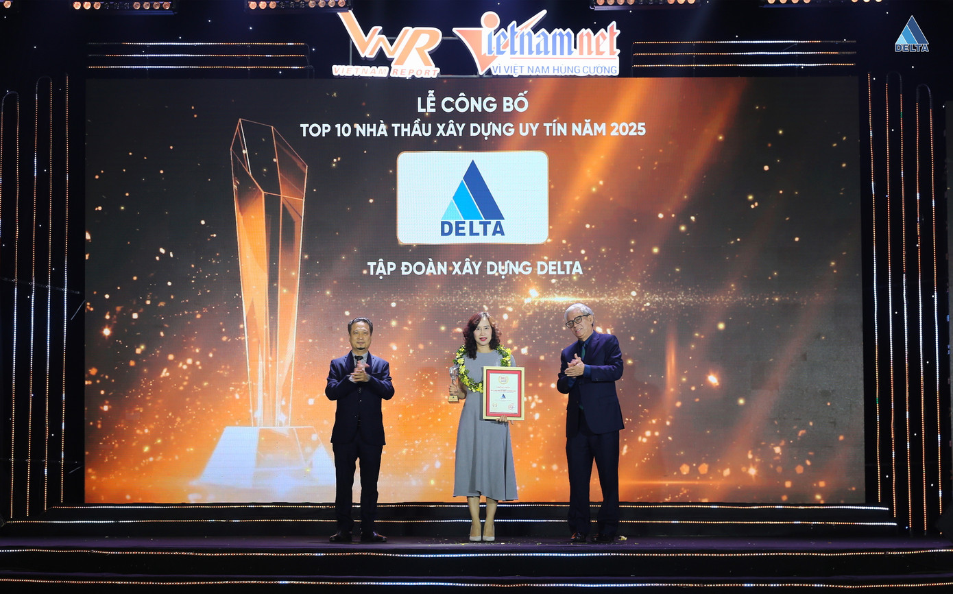 Bà Nguyễn Thị Hoa – Trưởng Phòng Truyền thông Delta Group, đại diện Tập đoàn nhận Danh hiệu Top 10 nhà thầu xây dựng uy tín năm 2025.