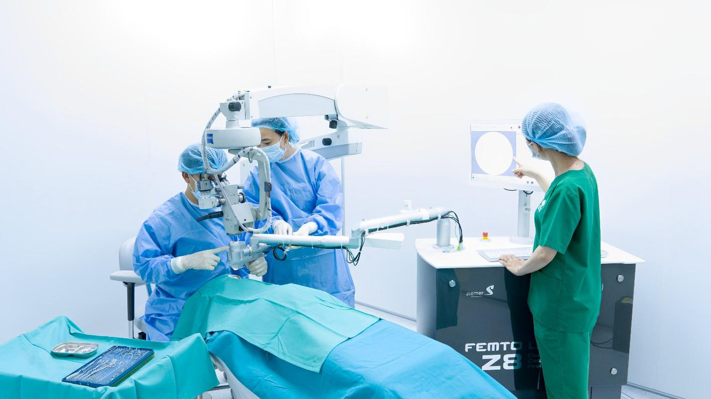 Các bác sĩ tại Bệnh viện Mắt Sài Gòn đang tiến hành phẫu thuật bằng phương pháp Phaco Không Dao