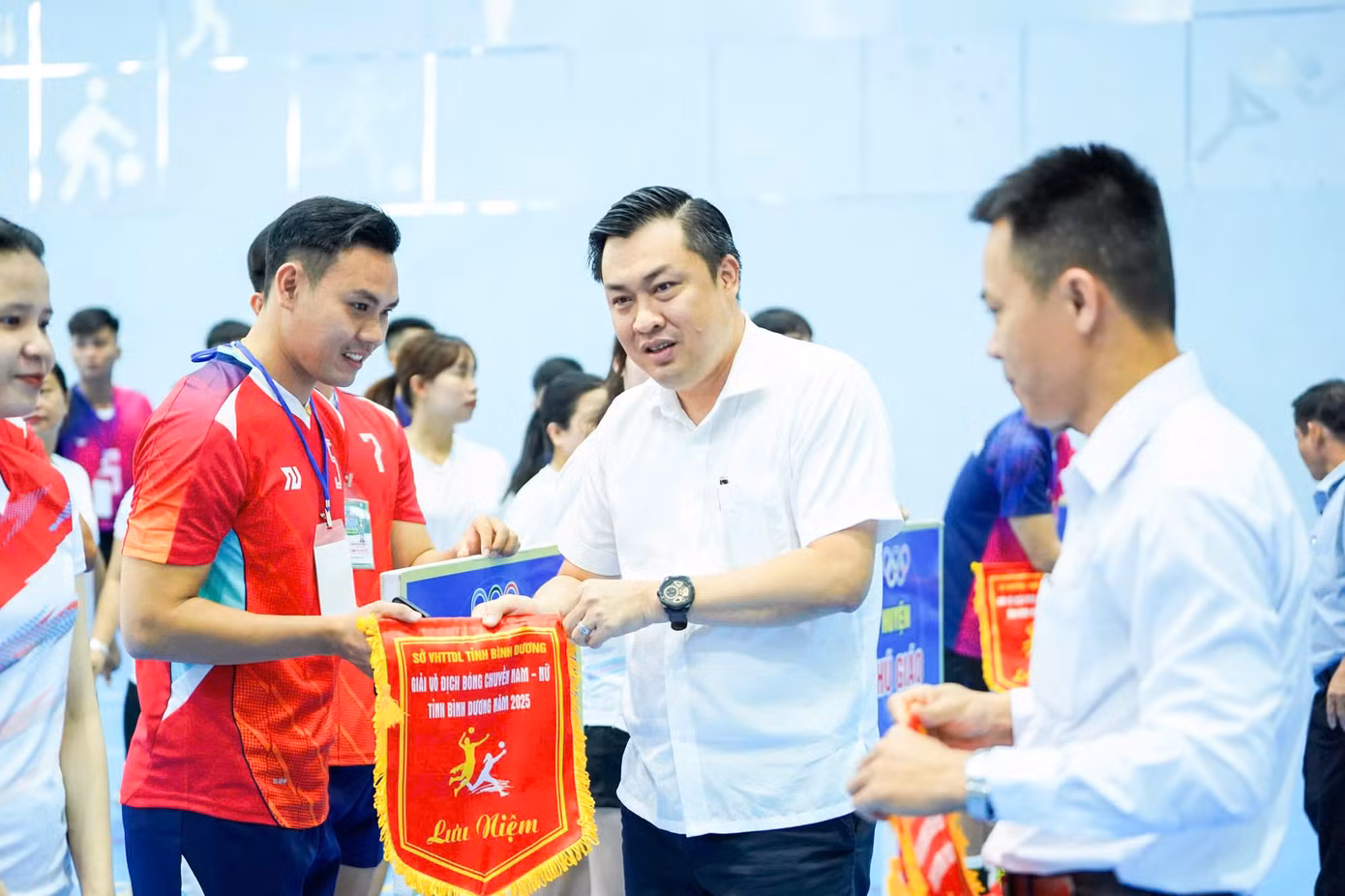 Ông Cao Văn Chóng- Phó Giám đốc Sở Văn hóa, Thể thao và Du lịch - Trưởng ban tổ chức giải tặng cờ lưu niệm cho các đơn vị tham dự giải Ông Cao Văn Chóng- Phó Giám đốc Sở Văn hóa, Thể thao và Du lịch - Trưởng ban tổ chức giải tặng cờ lưu niệm cho các đơn vị tham dự giải