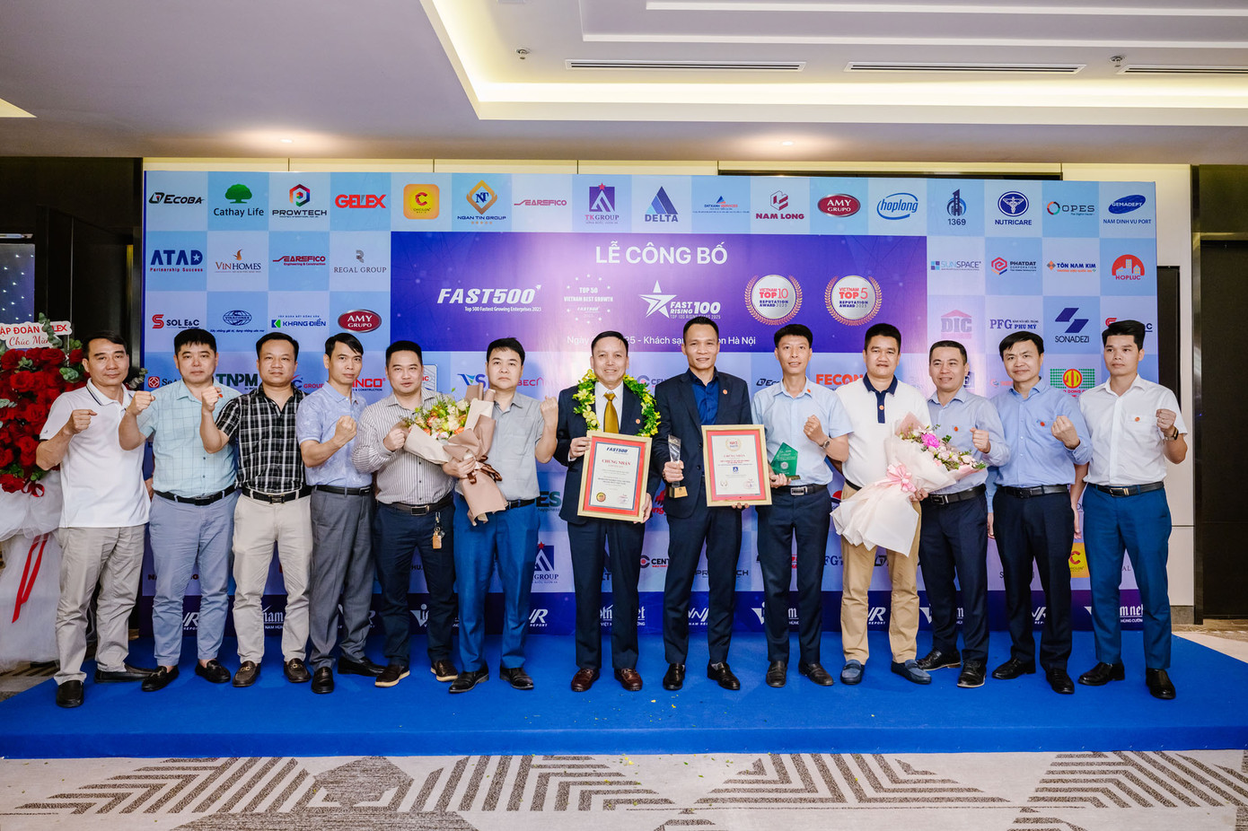 Đại diện các nhà phân phối chúc mừng Takao vinh dự đạt cú đúp giải thưởng lớn năm 2025