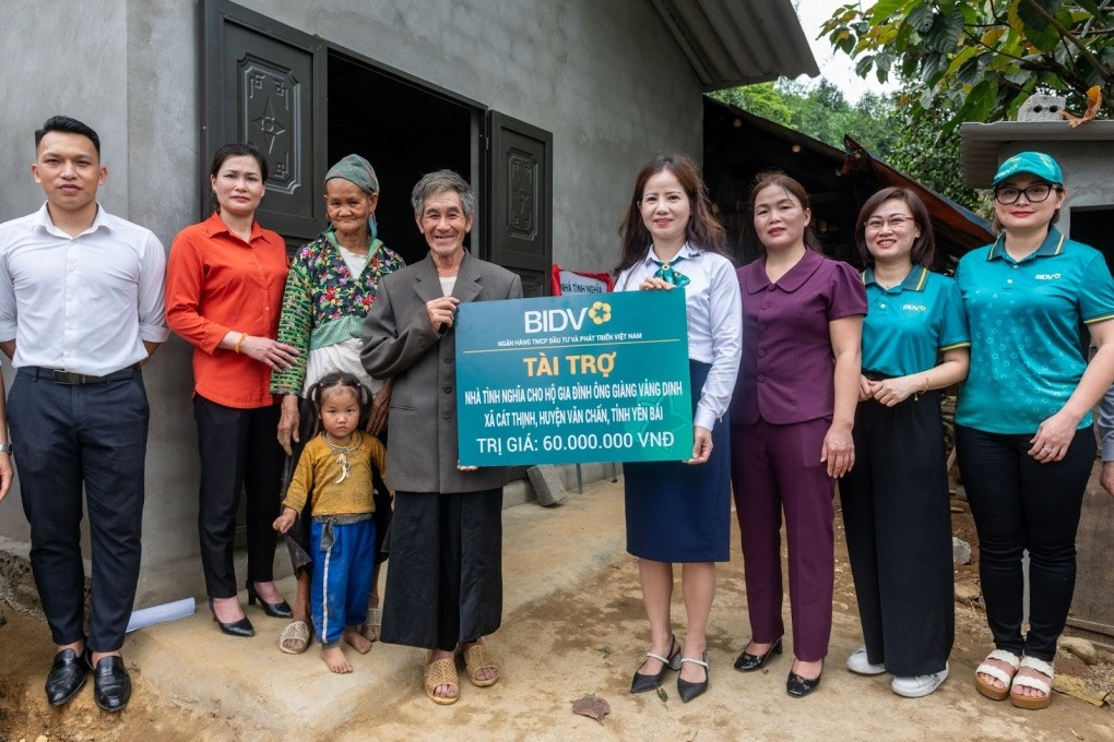 Đại diện BIDV chi nhánh Yên Bái trao tặng nhà mới cho gia đình ông Giàng Vảng Dinh