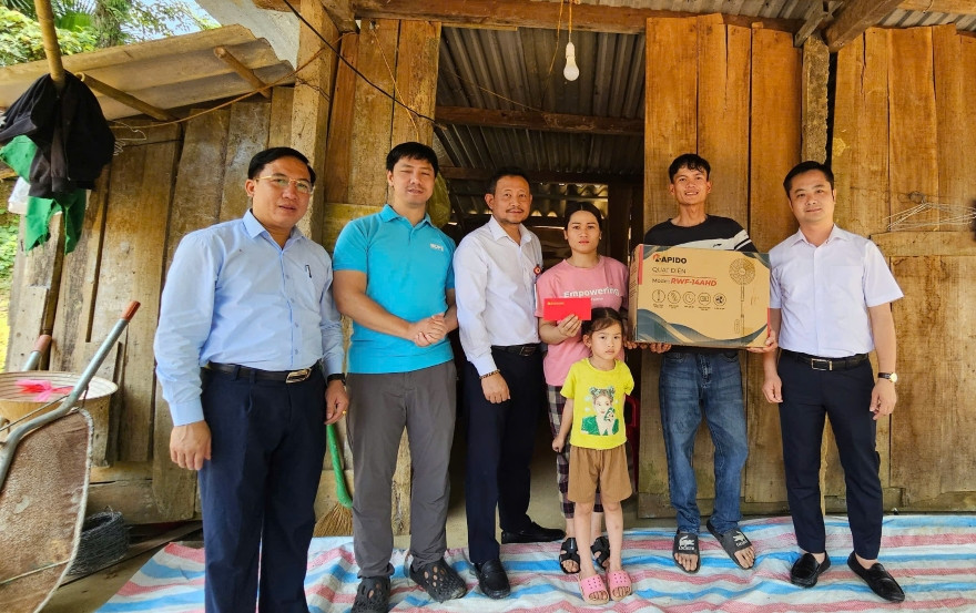 Đại diện các nhà tài trợ và lãnh đạo huyện Hương Khê thăm hỏi hộ gia đình bà Hồ Thị Hương