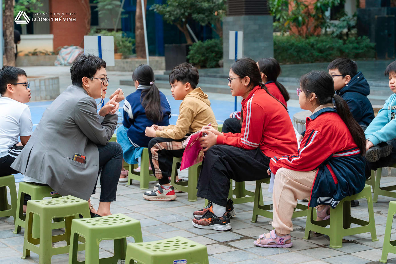 Cô Văn Thuỳ Dương trò chuyện cùng học sinh trong lúc các em chờ vào ca thi của mình