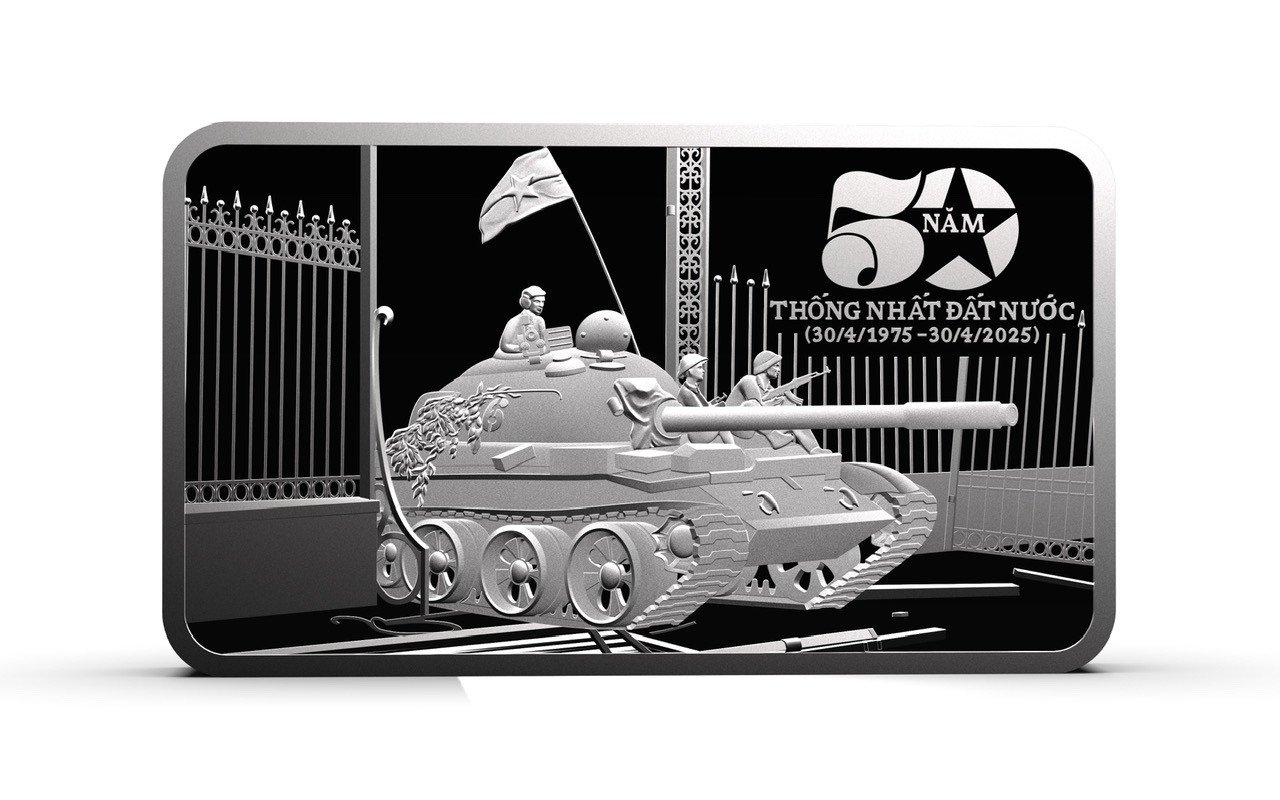 Ảnh xe tăng 846 tiến vào Dinh Độc Lập được tái hiện trên bạc thỏi thương hiệu Phú Quý.