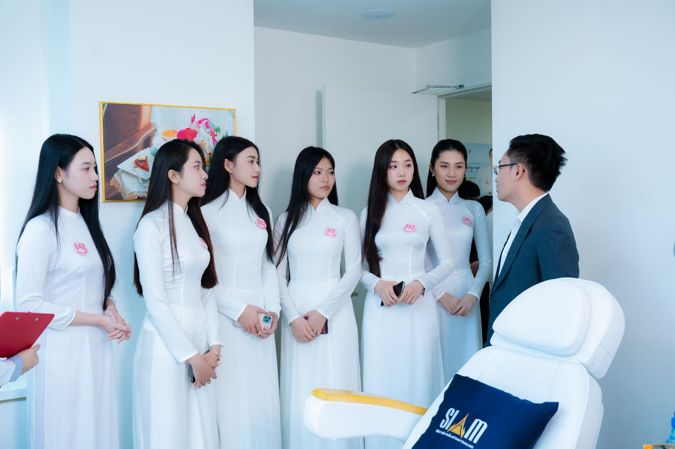 CEO Thái Hoàng Sơn giới thiệu các dịch vụ chăm sóc sức khỏe và làm đẹp đến các thí sinh Hoa hậu Việt Nam