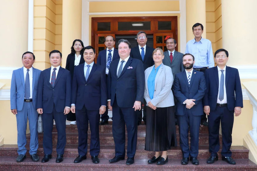 Ông Marc E. Knapper, Đại sứ Hoa Kỳ tại Việt Nam cùng đoàn công tác chụp ảnh lưu niệm cùng đại diện Tỉnh ủy, UBND tỉnh Bình Thuận.