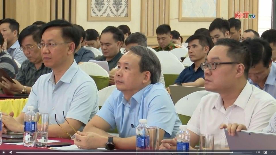 Tiến sĩ Phạm Ngọc Đức (ngoài cùng bên phải) - đại diện cho MobiFone Global phát biểu tham luận tại hội nghị.