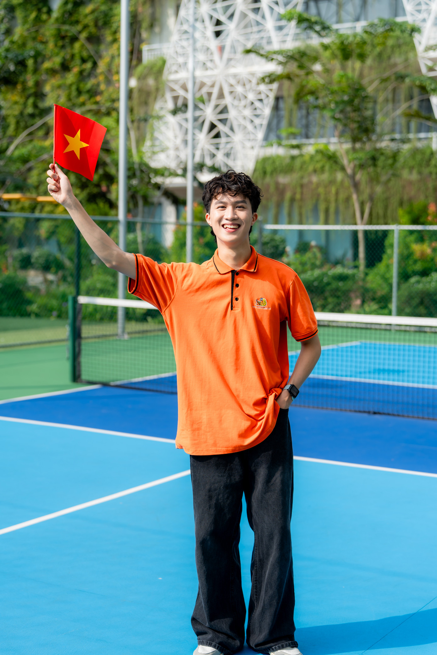 Những bức ảnh được lan tỏa trên mạng xã hội cùng dòng chú thích đầy tự hào: “Trường tôi yêu nước cỡ này”, “Hòa bình đẹp lắm”, “Xem ảnh đã thấy rạo rực rồi. Quốc kỳ nước mình đẹp quá’... là minh chứng sống động cho cách Trường Đại học FPT đào tạo những công dân toàn cầu nhưng vẫn mang đậm tinh thần dân tộc. Những bức ảnh được lan tỏa trên mạng xã hội cùng dòng chú thích đầy tự hào: “Trường tôi yêu nước cỡ này”, “Hòa bình đẹp lắm”, “Xem ảnh đã thấy rạo rực rồi. Quốc kỳ nước mình đẹp quá’... là minh chứng sống động cho cách Trường Đại học FPT đào tạo những công dân toàn cầu nhưng vẫn mang đậm tinh thần dân tộc.