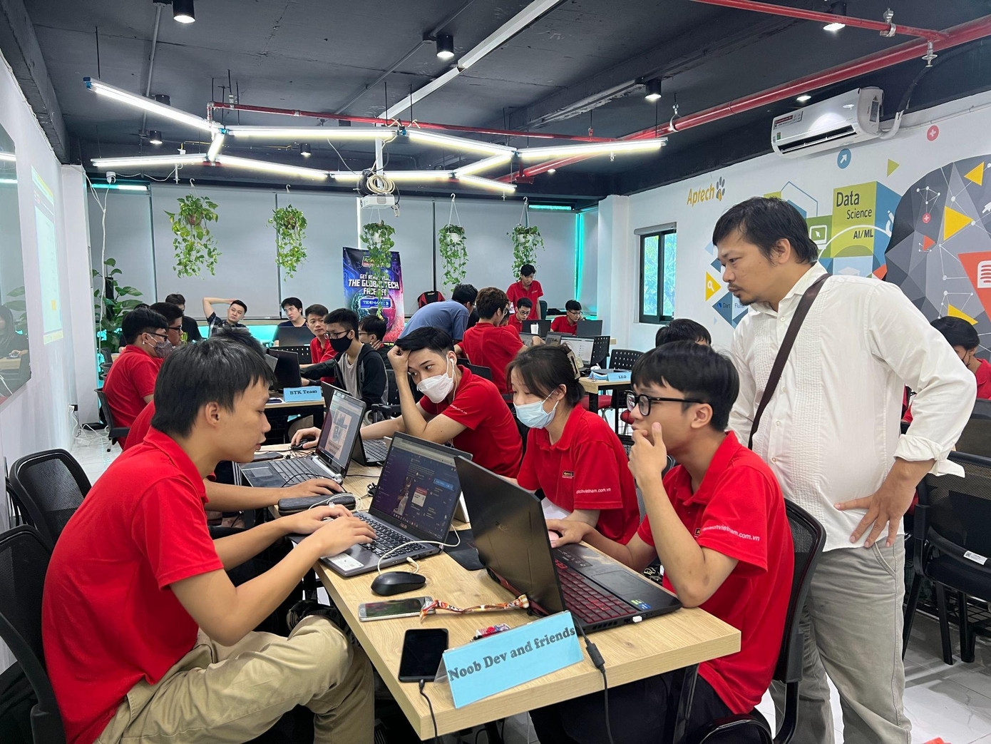 Học sinh THPT Công nghệ Quốc tế thực hành làm dự án thực tế cùng chuyên gia (ảnh chụp tại Aptech địa chỉ 19 Lê Thanh Nghị)