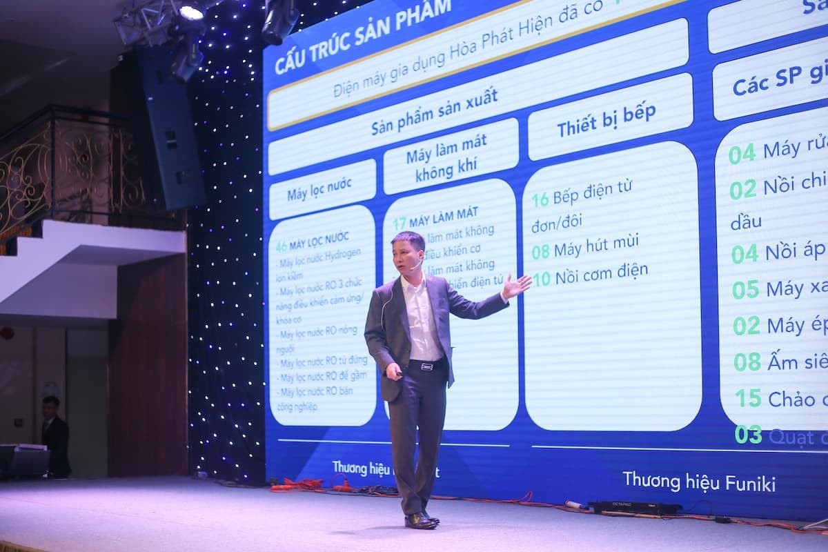 Ông Lê Tuấn Anh, Giám đốc Công ty Điện máy Gia dụng Hòa Phát Hà Nam chia sẻ thông tin về các sản phẩm máy làm mát mới