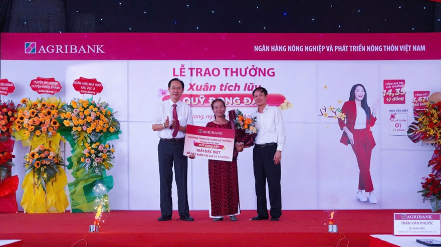 Ông Phùng Văn Hưng Quang (Bên phải) – Kế toán Trưởng Agribank cùng ông Bùi Thanh Quang (Bên trái) – Trưởng Văn phòng đại diện Agribank khu vực Tây Nam Bộ trao thưởng cho bà Huỳnh Thị Lạt, trị giá 1 tỷ đồng.