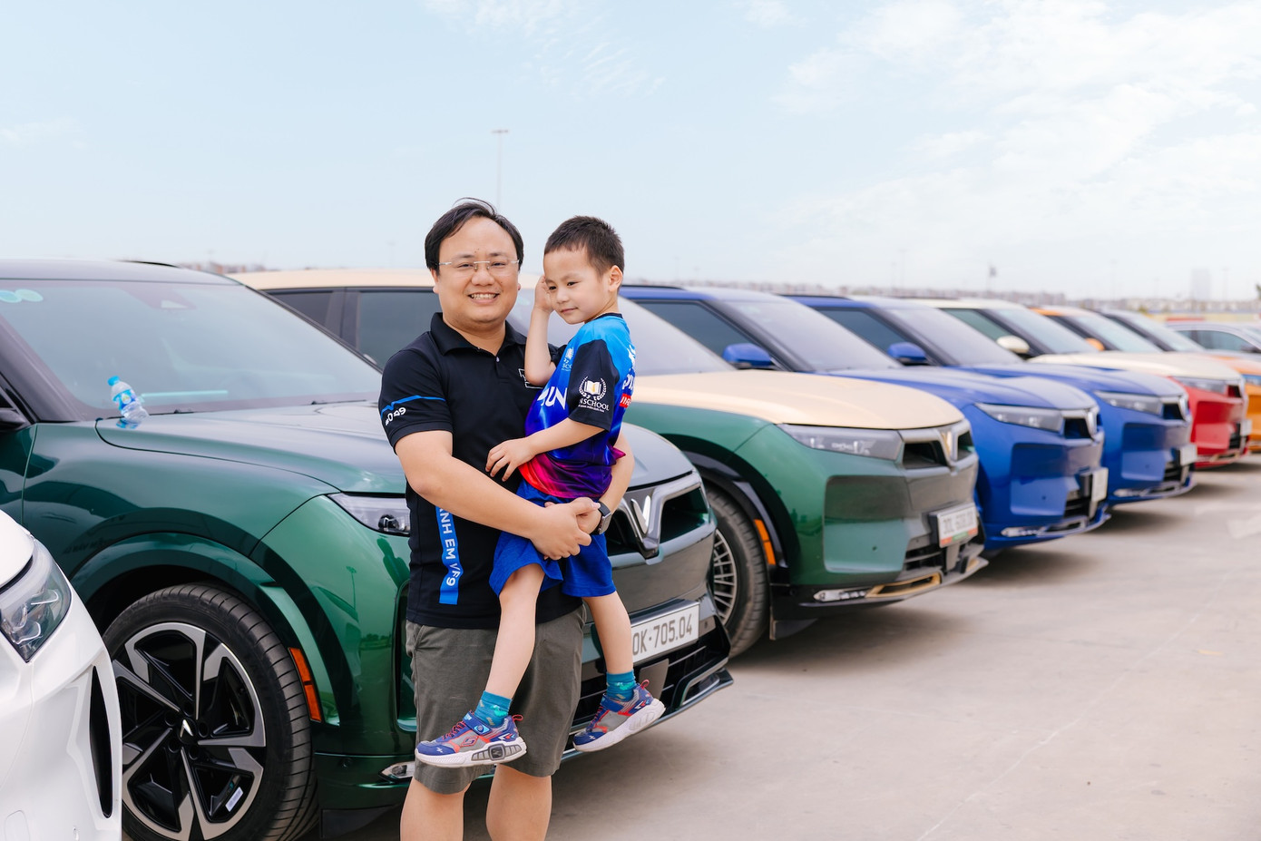 Anh Phan Mạnh Hùng và con trai đã có mặt từ sớm để tham dự sự kiện.