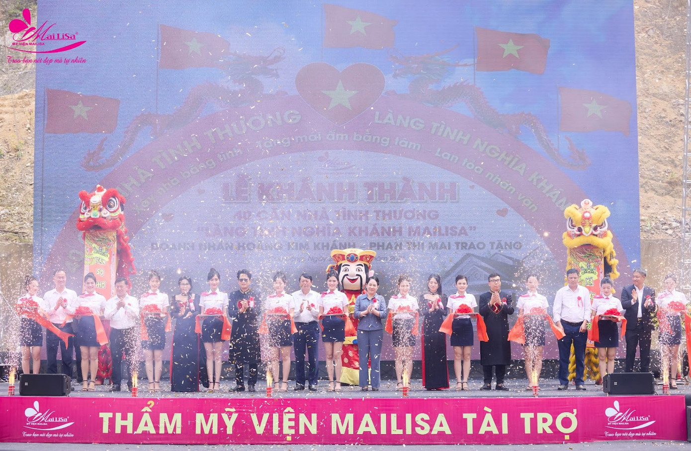 Hình ảnh cắt băng khánh thành Làng tình nghĩa Khánh Mailisa – doanh nhân Hoàng Kim Khánh, Phan Thị Mai cùng chính quyền địa phương