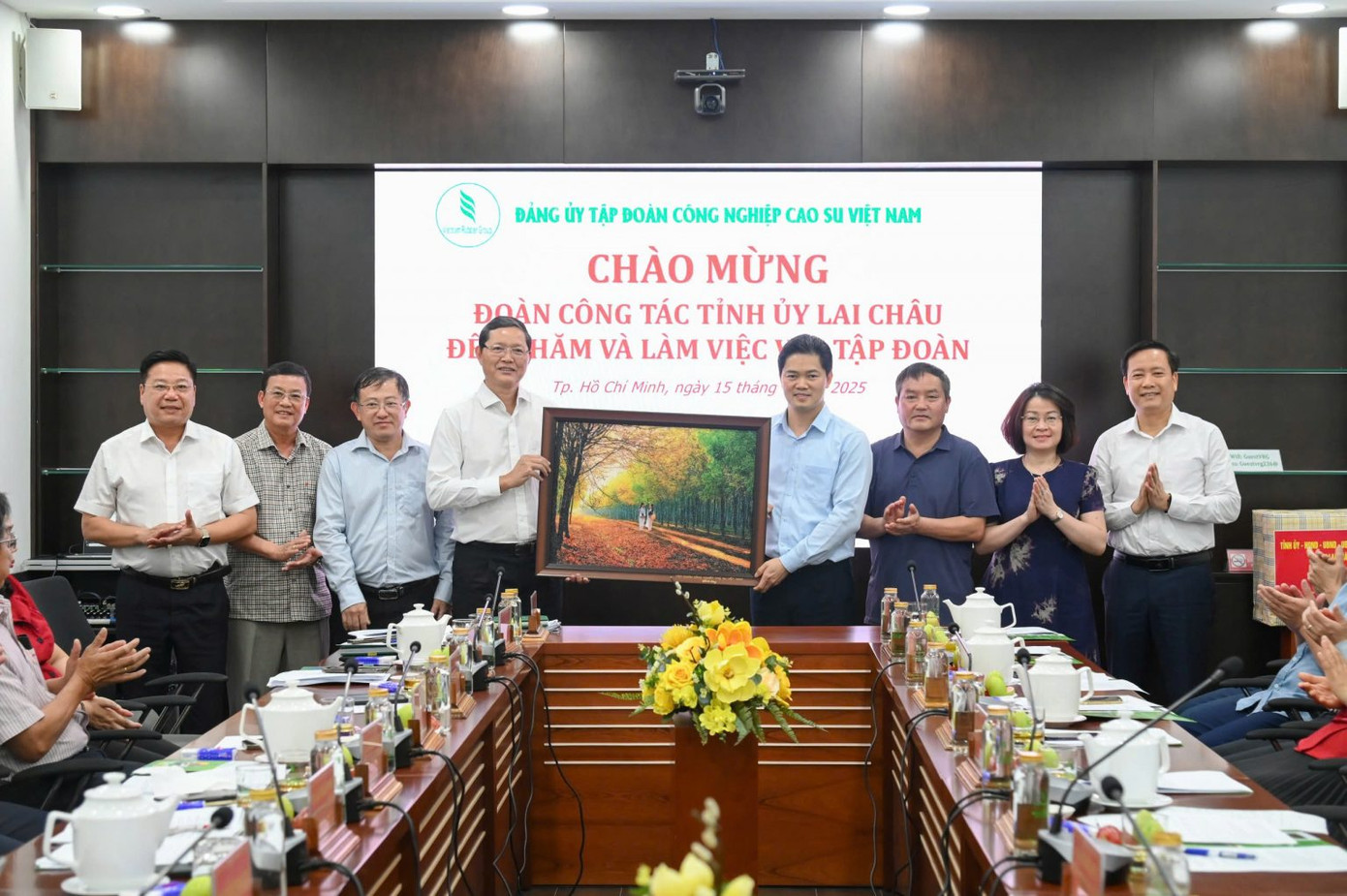 Lãnh đạo VRG tặng quà lưu niệm cho Tỉnh ủy Lai Châu