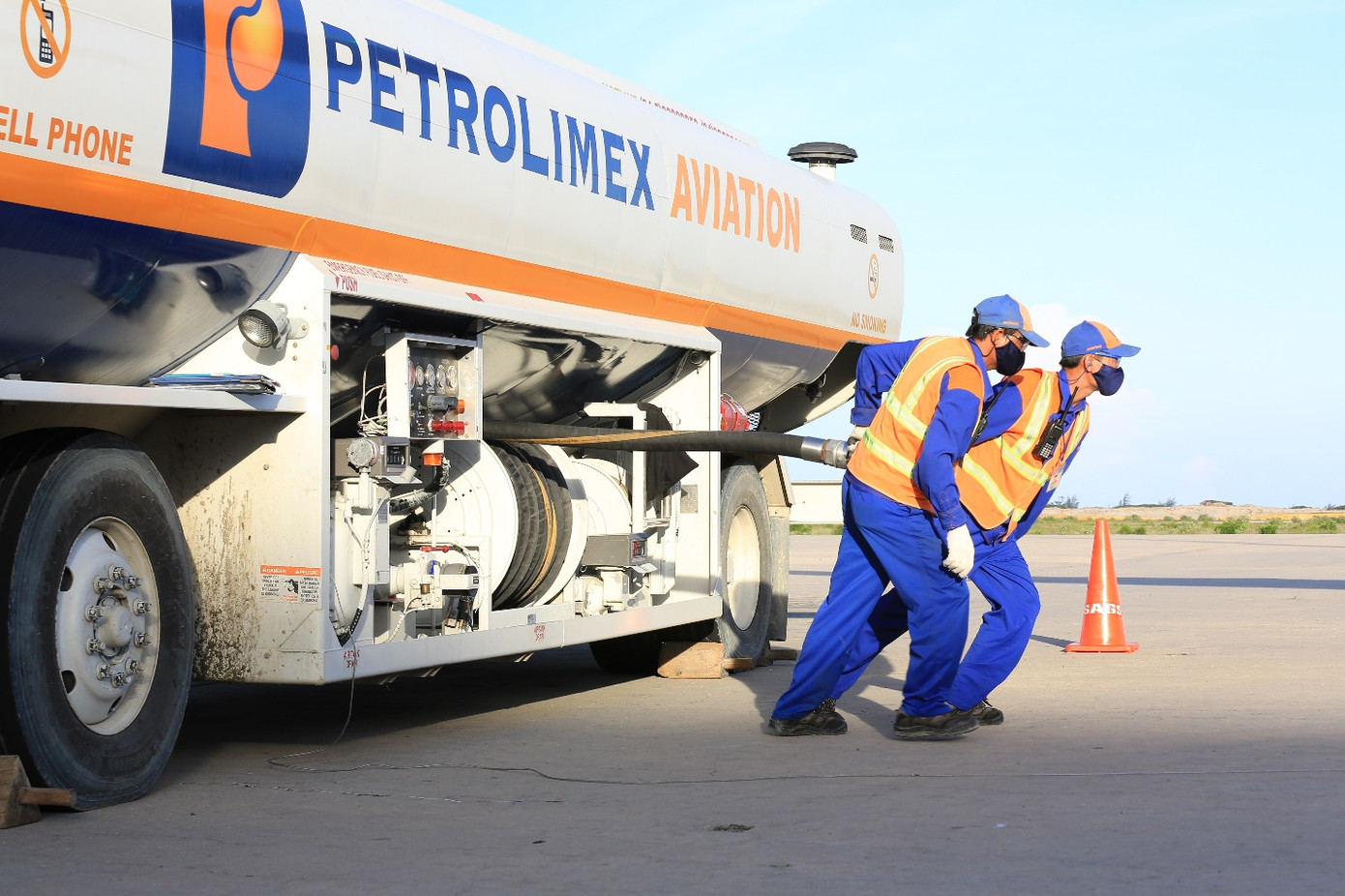 Nhân viên tra nạp của Petrolimex Aviation thực hiện thao tác trên sân đỗ