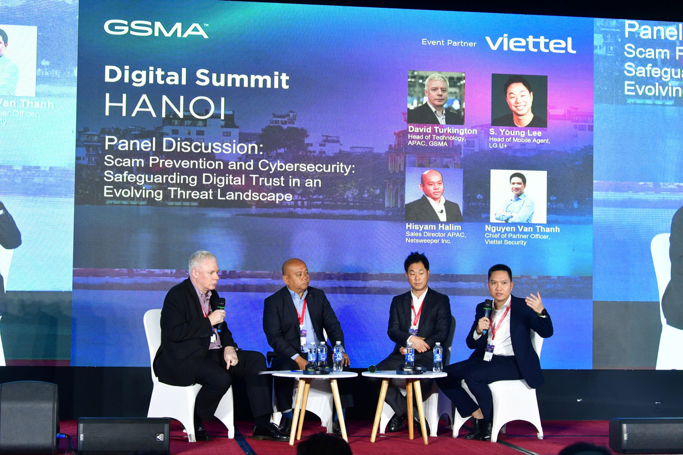 Ông Nguyễn Văn Thành (ngoài cùng bên phải), đến từ Công ty An ninh mạng Viettel, chia sẻ về biện pháp xác định tin nhắn lừa đảo nhưng không xâm phạm quyền riêng tư của khách hàng.