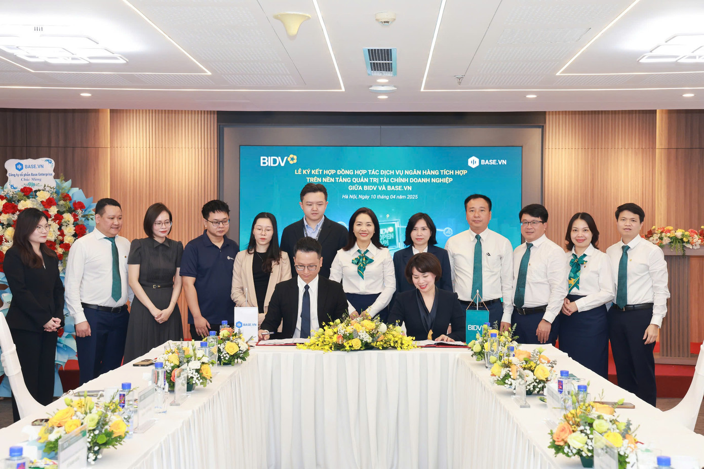 Đại diện BIDV và Base.vn ký thỏa thuận hợp tác