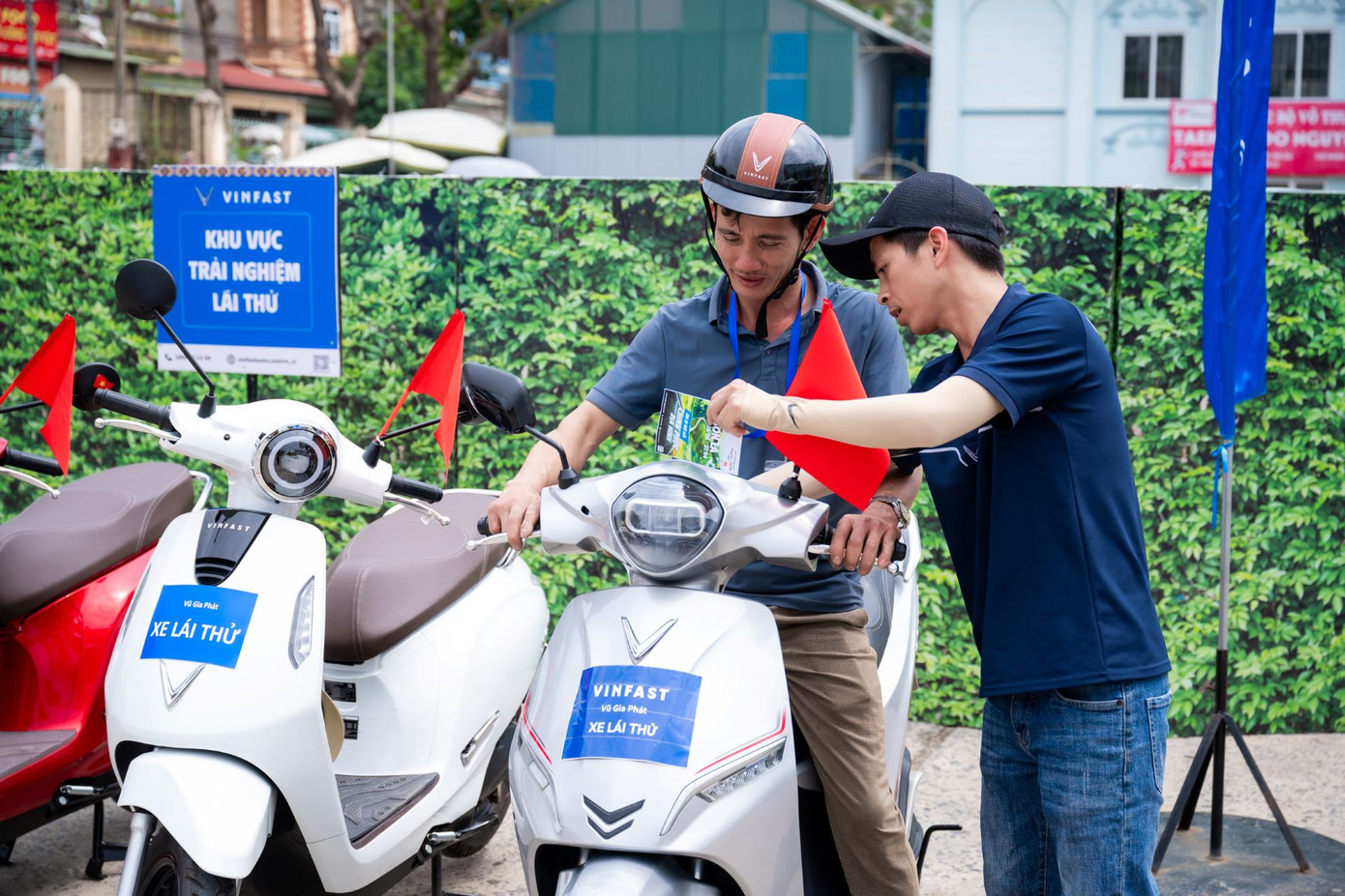 Hoạt động lái thử các dòng xe máy điện VinFast đã nhận được sự hưởng ứng nhiệt tình từ đông đảo người dân