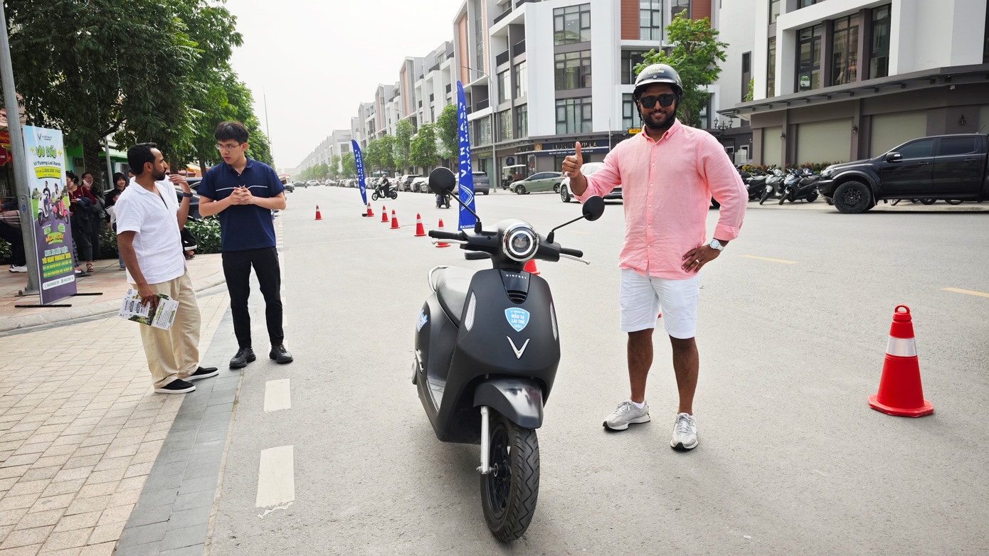 Saleh “phải lòng” xe điện VinFast ngay từ cái nhìn đầu tiên