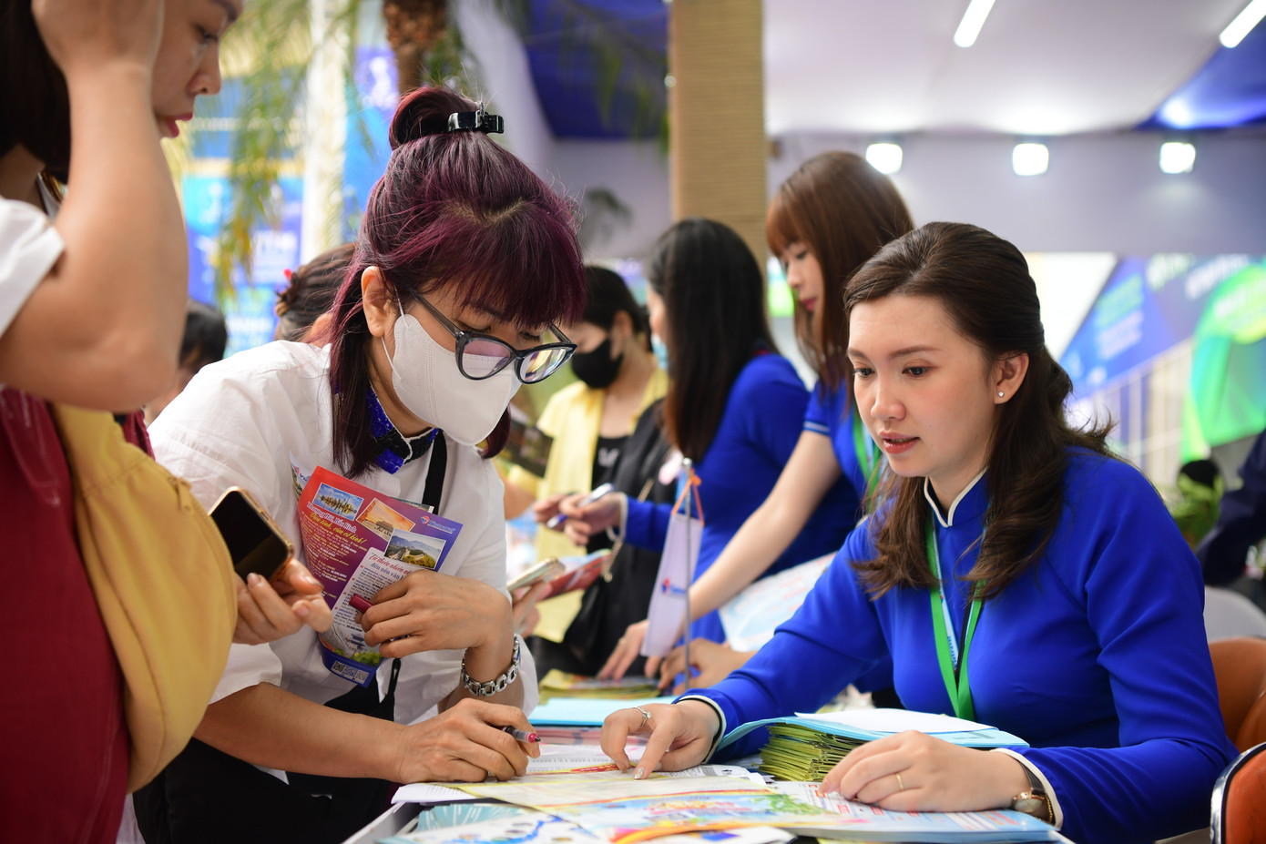Gian hàng của Vietravel thu hút đông đảo du khách trong ngày đầu hội chợ