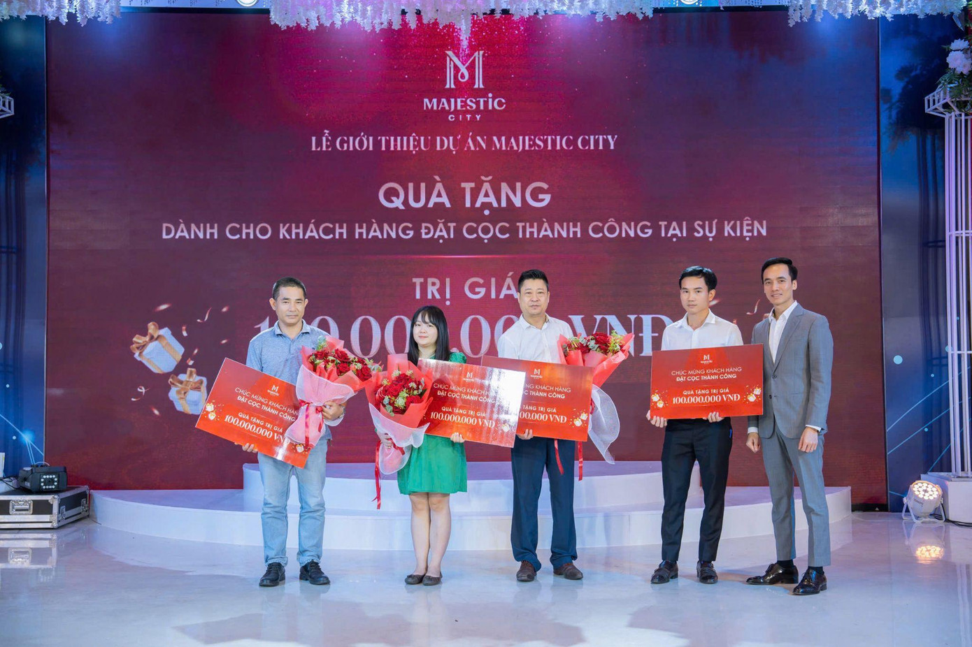 Những khách hàng giao dịch thành công tại sự kiện được nhận ngay phần quà trị giá 100 triệu đồng. (nguồn: Công ty cổ phần Yên Sơn)