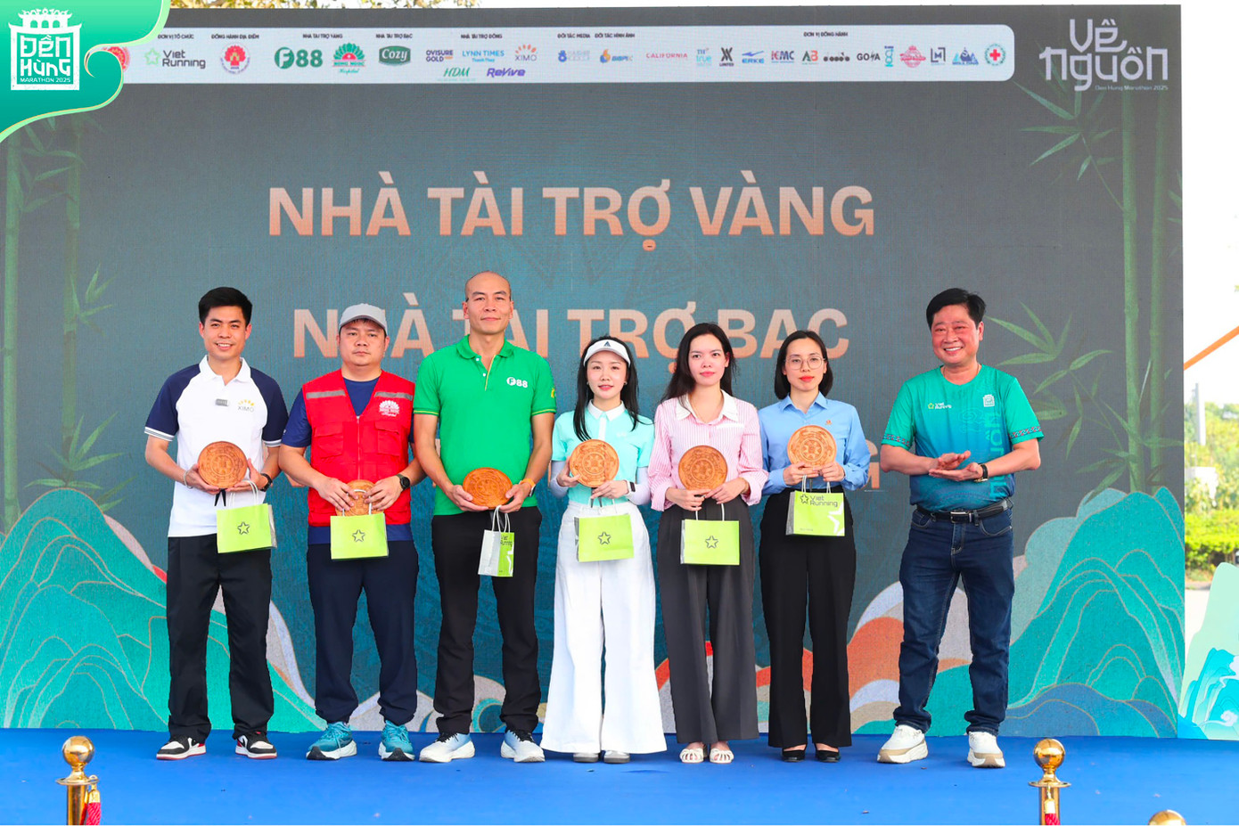 Đại diện F88 cùng các đơn vị tài trợ nhận quà lưu niệm