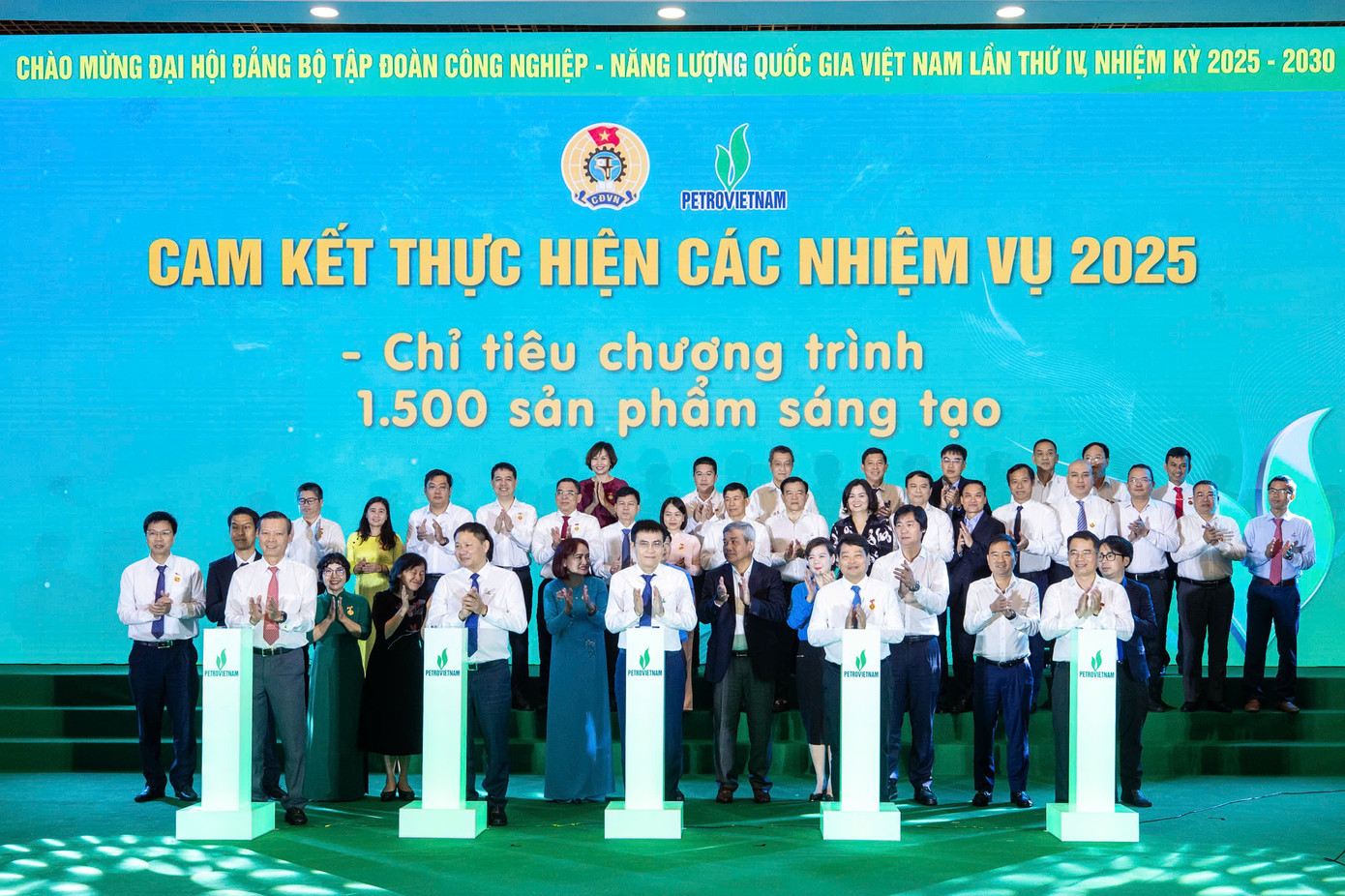 Các đơn vị ký kết thi đua.