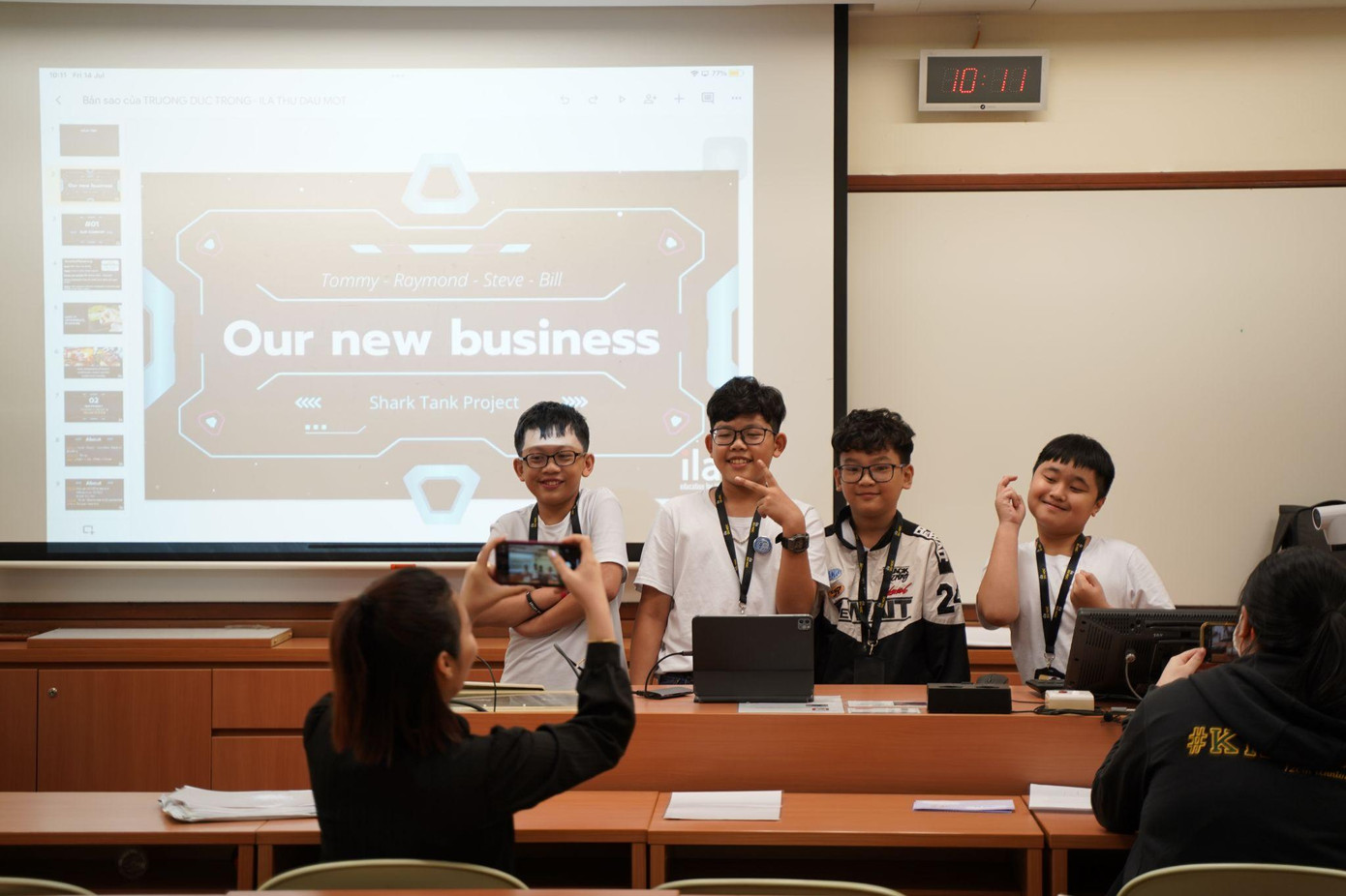 Phút giây thư giãn của các em sau khi hoàn thành dự án, tại chuyến du học hè Singapore Phút giây thư giãn của các em sau khi hoàn thành dự án, tại chuyến du học hè Singapore