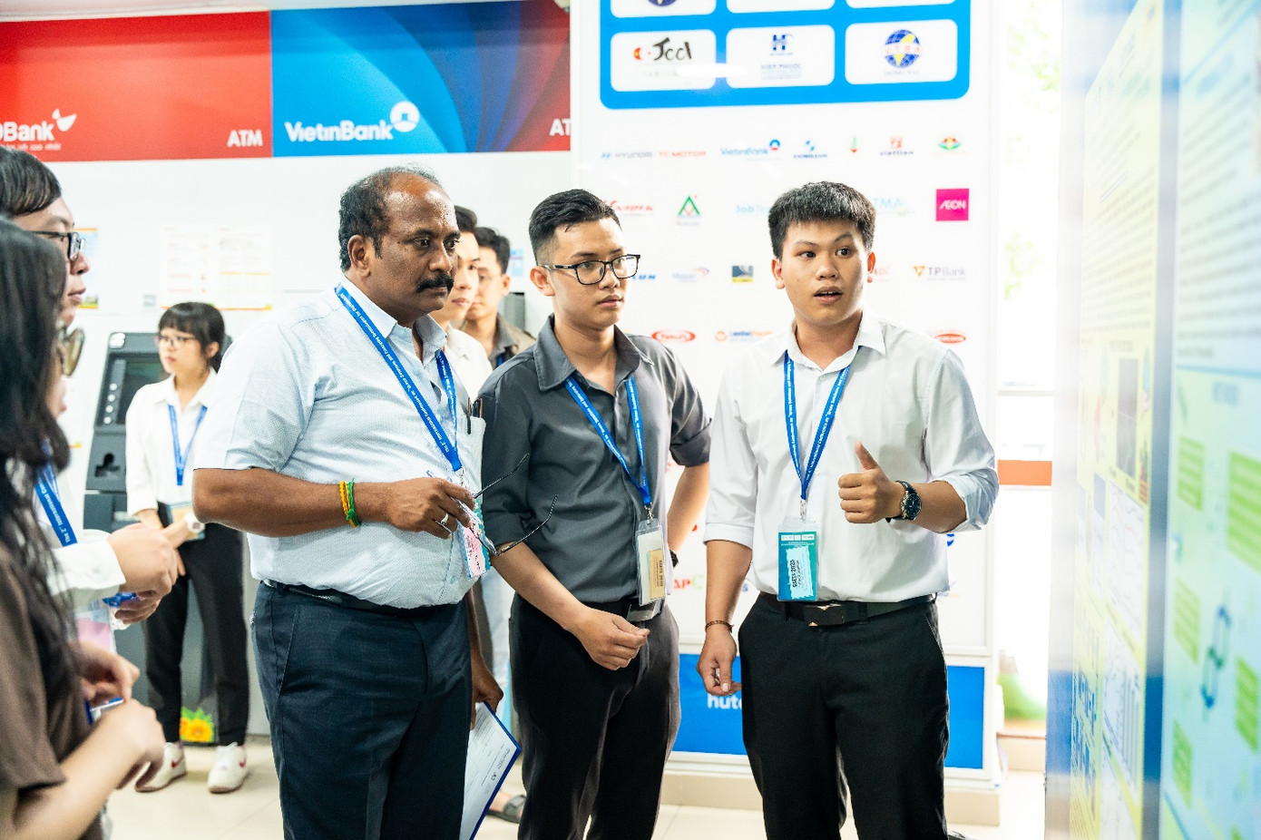 Phiên triển lãm poster giới thiệu các đề tài nghiên cứu một cách trực quan