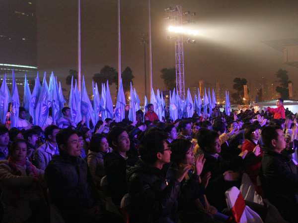 Đông đảo thanh niên sinh viên tham dự lễ mít tinh và lễ vinh danh