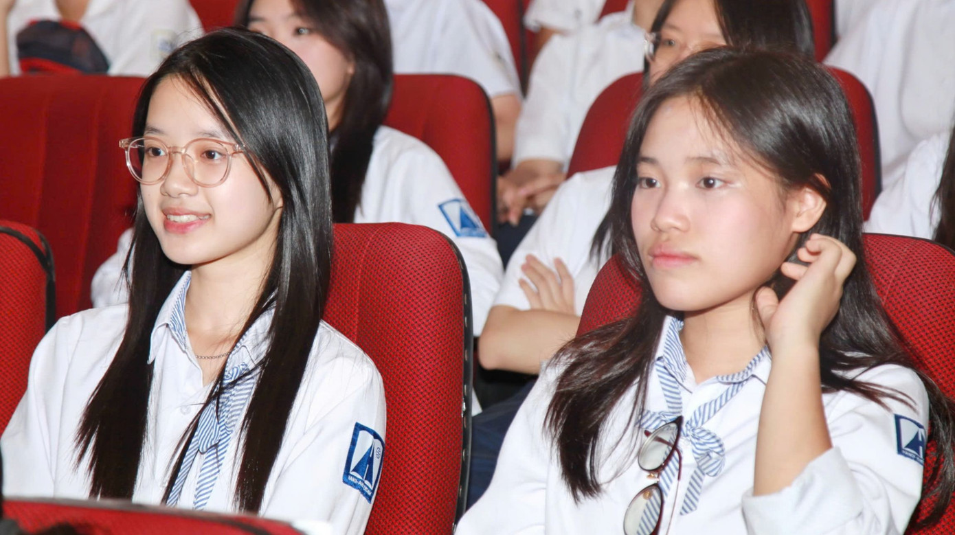 Ngoài các trường chuyên, năm nay đội tuyển có sự góp mặt của học sinh các trường tư thục và trường không chuyên khác.