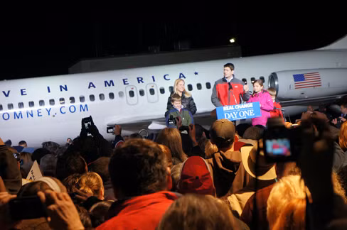 Ứng viên phó TT Mỹ Paul Ryan tranh cử lúc nửa đêm cùng vợ và 2 con tại sân bay Youngstown-Warren, bang Ohio, ngay phía sau là chuyên cơ