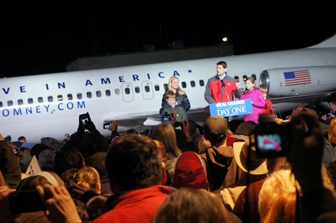 Ứng viên phó TT Mỹ Paul Ryan tranh cử lúc nửa đêm cùng vợ và 2 con tại sân bay Youngstown-Warren, bang Ohio, ngay phía sau là chuyên cơ