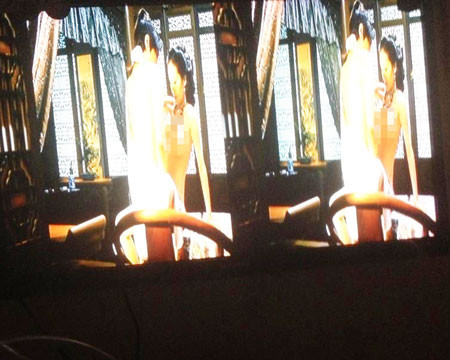 Sau khi lần mở tệp file được giấu cho khách quen, những hình ảnh trần trụi trong bộ phim 3D hiện ra