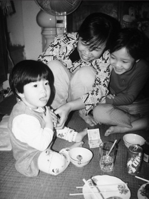 Chị Mên và con gái chăm sóc bé Akane. Chị Mên và con gái chăm sóc bé Akane