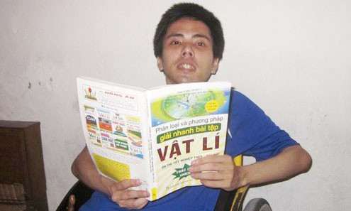 Trong căn phòng trọ ở TP Vinh, Vọng ôn lại bài để chuẩn bị cho kỳ thi đại học vào ngày mai. Ảnh: Hải Bình.