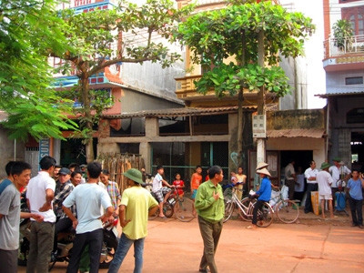 Việc khám xét nhà riêng Lê Văn Luyện khiến nhiều người dân địa phương không khỏi bất ngờ. Ảnh: CTV