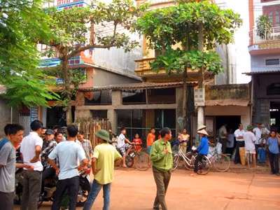 Việc khám xét nhà riêng Lê Văn Luyện khiến nhiều người dân địa phương không khỏi bất ngờ. Ảnh: CTV