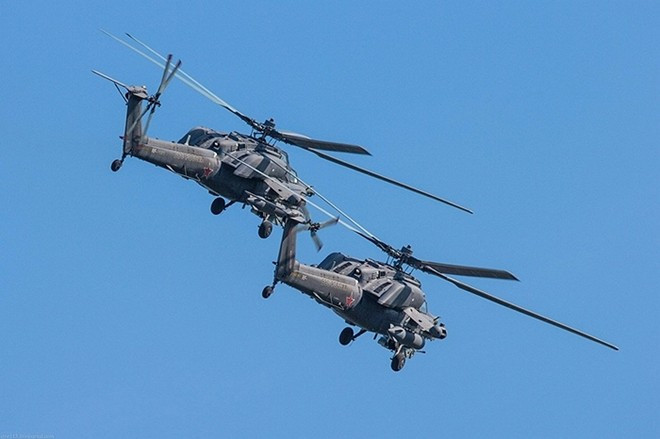 Hai chiếc Mi-28N bay song song trên không. Bài viết: http://news.zing.vn/Doi-bay-Dai-bang-vang-nhao-lon-ban-phao-tren-bau-troi-post381867.html#detail_discover.samecate Nguồn Zing News 