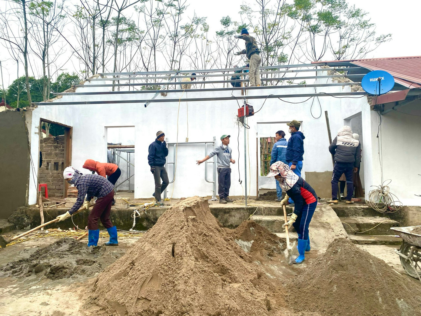 Tỉnh đoàn Ninh Bình phối hợp với Hội Doanh nhân trẻ và Tập đoàn Xuân Khiêm sửa sang căn nhà cho gia đình người Công giáo.