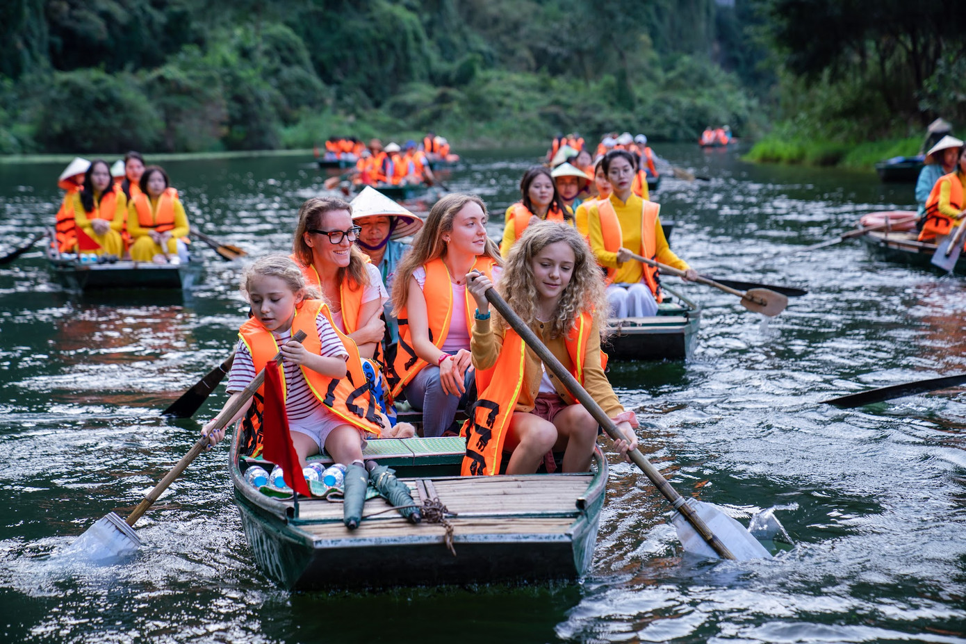 Chèo thuyền tại khu Di sản Tràng An