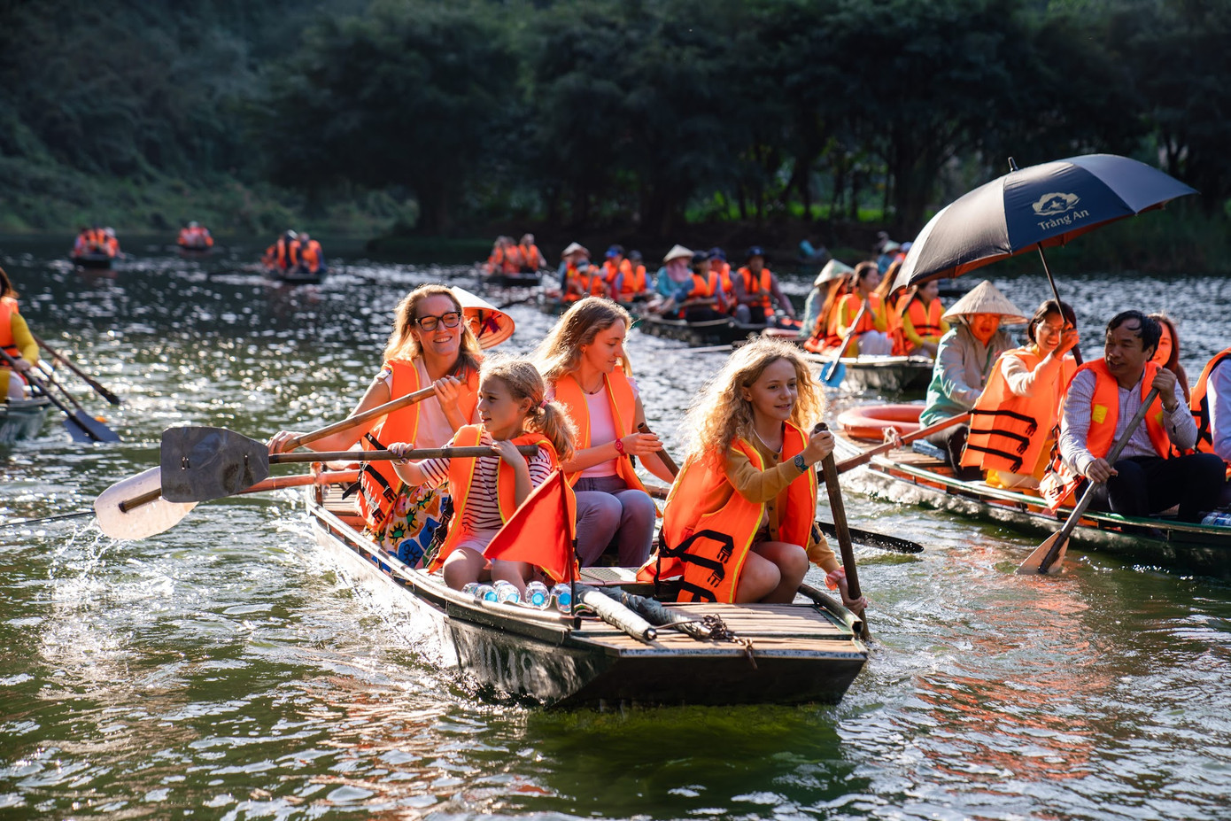 Du khách hào hứng trải nghiệm chèo đò.