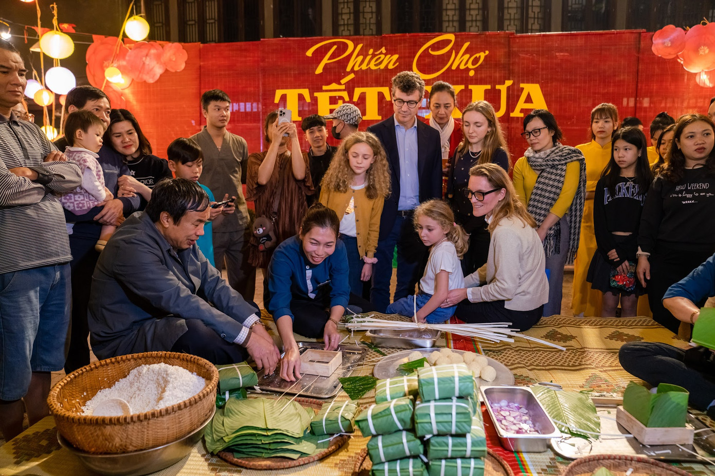 Gia đình ông Jonathan Baker cùng xem gói bánh chưng tại Phố cổ Hoa Lư.