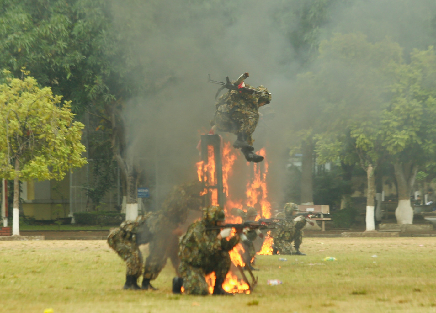 Cảnh vượt tường lửa.