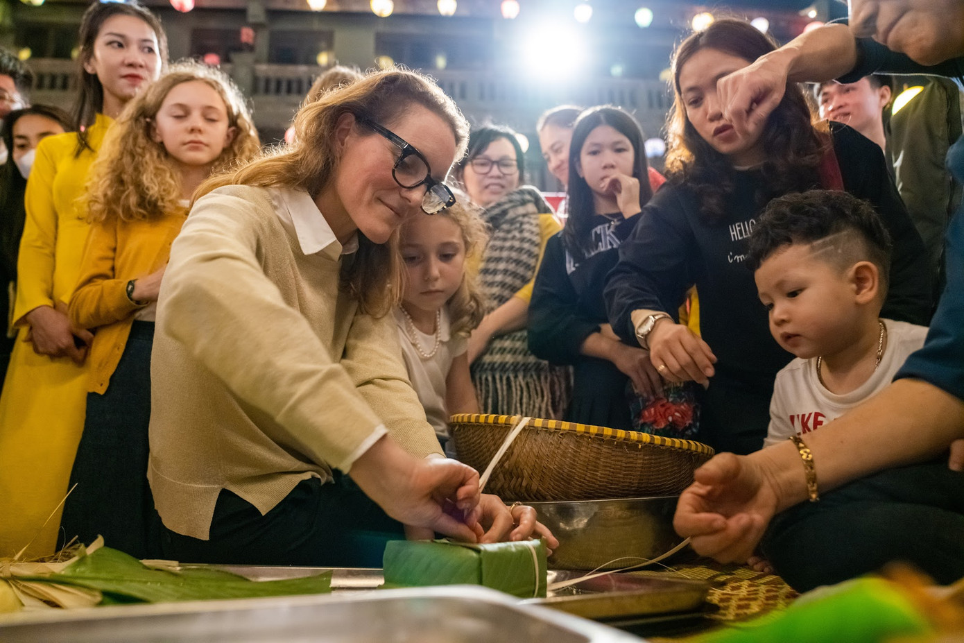 Và họ cũng trải nghiệm việc gói bánh chưng, một món ăn không thể thiếu trong dịp tết truyền thống.