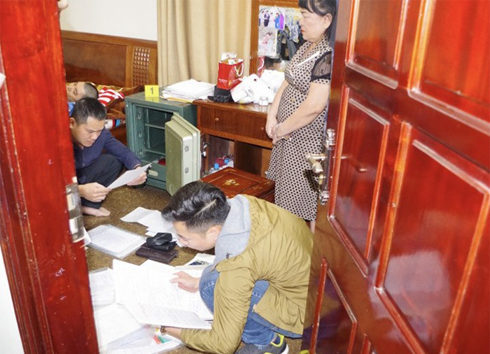 Cơ quan điều tra kiểm đếm tài liệu tại phòng riêng Phạm Thị Thành. Cơ quan điều tra kiểm đếm tài liệu tại phòng riêng Phạm Thị Thành.