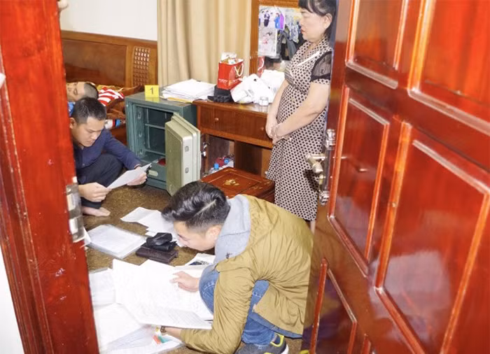 Cơ quan điều tra kiểm đếm tài liệu tại phòng riêng Phạm Thị Thành. Cơ quan điều tra kiểm đếm tài liệu tại phòng riêng Phạm Thị Thành.