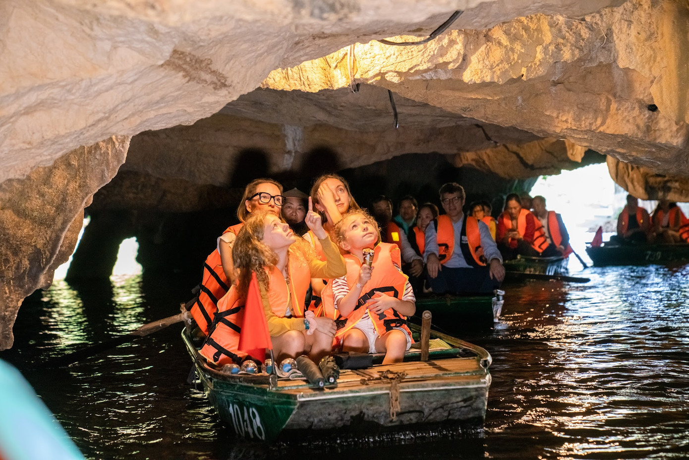 Du khách ngỡ ngàng trước vẻ đẹp thiên nhiên tại Tràng An.