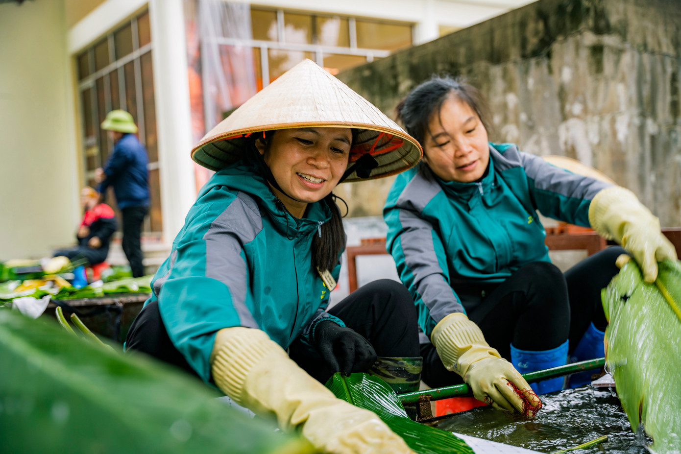 Người dân nô nức gói bánh chưng giúp người nghèo đón Tết ở Ninh Bình.