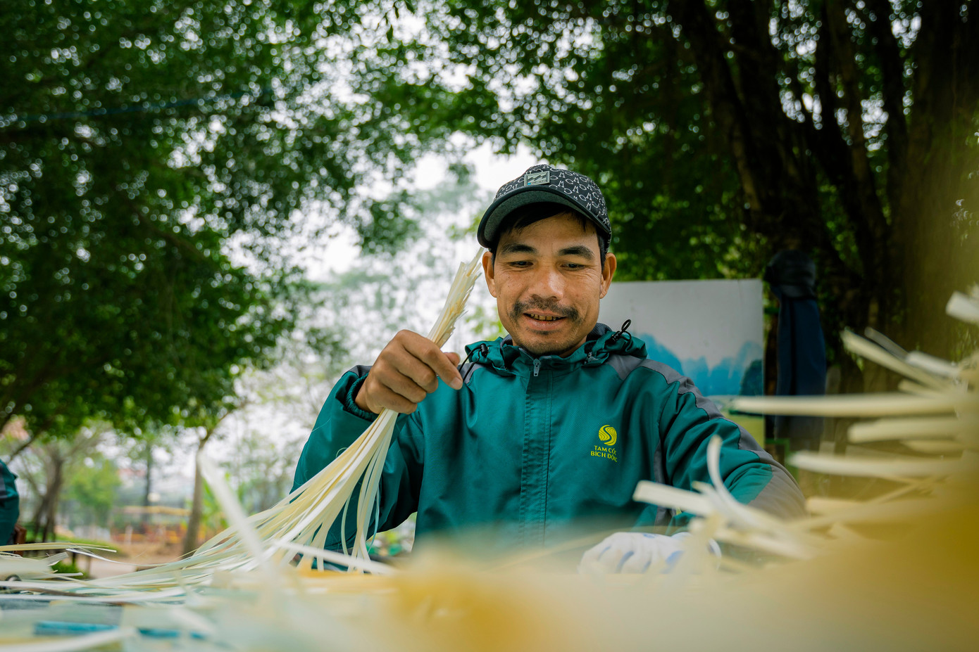 Những chiếc lạt được người đàn ông chuẩn bị cho việc gói bánh.